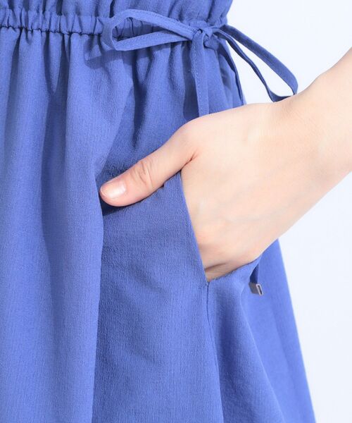 SHOO・LA・RUE(シューラルー)の「【ひんやり/UV/吸水速乾/洗濯機可】さらり快適 ギャザーリボンワンピース(ワンピース・レディース・チャコールグレー/ブルー/ネイビー・01/04/02/03)」の22枚目の写真