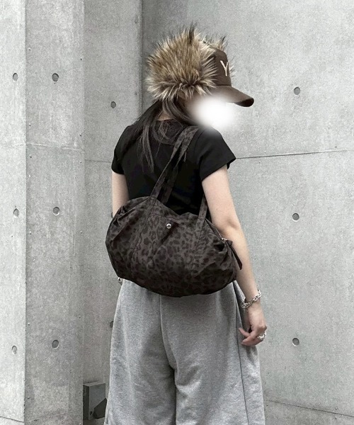 YACA(ヤーカ)の「Leopard Pattern Shoulder Bag/レオパードパターンショルダーバッグ(ショルダーバッグ・レディース・ブラウン/カーキ/アイボリー・FREE)」の6枚目の写真
