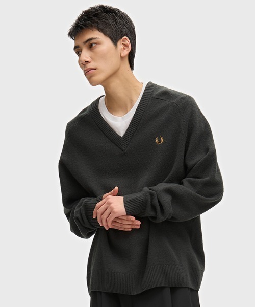 FRED PERRY(フレッドペリー)の「【先行予約受付中】Saddle Sleeve V-Neck/サドルスリーブVネックニット(ニット/セーター・メンズ・ダークグリーン・S/M/L)」の1枚目の写真