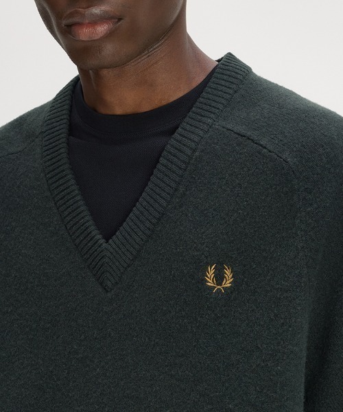 FRED PERRY(フレッドペリー)の「【先行予約受付中】Saddle Sleeve V-Neck/サドルスリーブVネックニット(ニット/セーター・メンズ・ダークグリーン・S/M/L)」の7枚目の写真