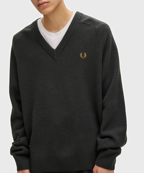 FRED PERRY(フレッドペリー)の「【先行予約受付中】Saddle Sleeve V-Neck/サドルスリーブVネックニット(ニット/セーター・メンズ・ダークグリーン・S/M/L)」の2枚目の写真