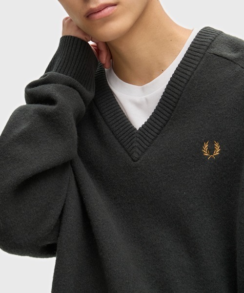 FRED PERRY(フレッドペリー)の「【先行予約受付中】Saddle Sleeve V-Neck/サドルスリーブVネックニット(ニット/セーター・メンズ・ダークグリーン・S/M/L)」の3枚目の写真