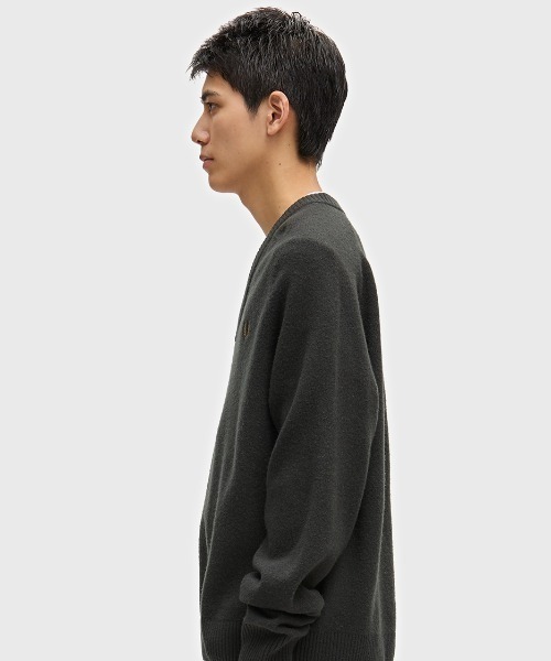 FRED PERRY(フレッドペリー)の「【先行予約受付中】Saddle Sleeve V-Neck/サドルスリーブVネックニット(ニット/セーター・メンズ・ダークグリーン・S/M/L)」の5枚目の写真