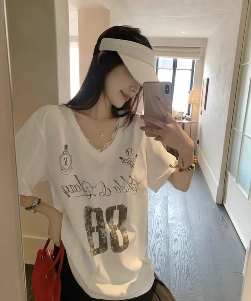 CHEER(チアー)の「【さらもち触感】衿レース付きレイヤード風カレッジロゴVネックTシャツ ナンバリング グラフィックTシャツ(Tシャツ/カットソー・レディース・ホワイト・FREE)」の3枚目の写真
