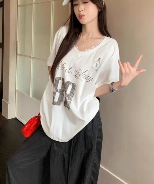 CHEER(チアー)の「【さらもち触感】衿レース付きレイヤード風カレッジロゴVネックTシャツ ナンバリング グラフィックTシャツ(Tシャツ/カットソー・レディース・ホワイト・FREE)」の5枚目の写真
