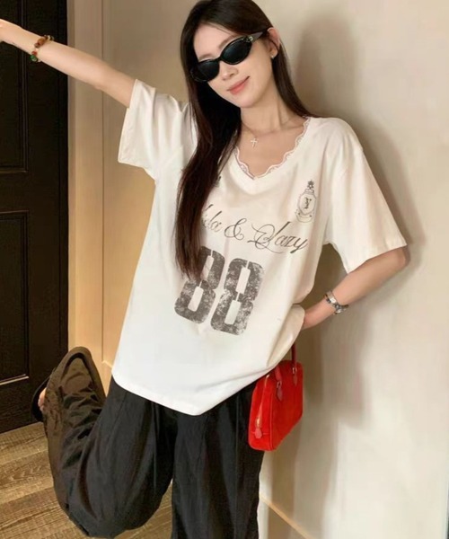 CHEER(チアー)の「【さらもち触感】衿レース付きレイヤード風カレッジロゴVネックTシャツ ナンバリング グラフィックTシャツ(Tシャツ/カットソー・レディース・ホワイト・FREE)」の6枚目の写真