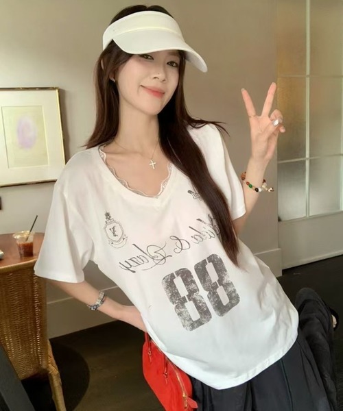 CHEER(チアー)の「【さらもち触感】衿レース付きレイヤード風カレッジロゴVネックTシャツ ナンバリング グラフィックTシャツ(Tシャツ/カットソー・レディース・ホワイト・FREE)」の8枚目の写真