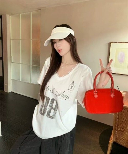 CHEER(チアー)の「【さらもち触感】衿レース付きレイヤード風カレッジロゴVネックTシャツ ナンバリング グラフィックTシャツ(Tシャツ/カットソー・レディース・ホワイト・FREE)」の9枚目の写真