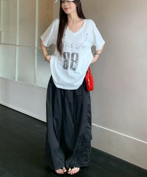 CHEER(チアー)の「【さらもち触感】衿レース付きレイヤード風カレッジロゴVネックTシャツ ナンバリング グラフィックTシャツ(Tシャツ/カットソー・レディース・ホワイト・FREE)」の12枚目の写真