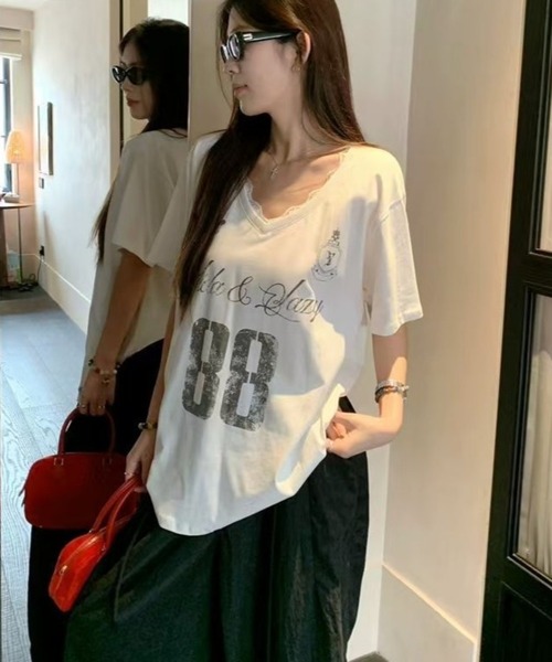 CHEER(チアー)の「【さらもち触感】衿レース付きレイヤード風カレッジロゴVネックTシャツ ナンバリング グラフィックTシャツ(Tシャツ/カットソー・レディース・ホワイト・FREE)」の16枚目の写真