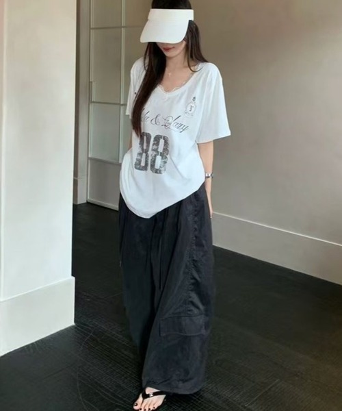 CHEER(チアー)の「【さらもち触感】衿レース付きレイヤード風カレッジロゴVネックTシャツ ナンバリング グラフィックTシャツ(Tシャツ/カットソー・レディース・ホワイト・FREE)」の17枚目の写真