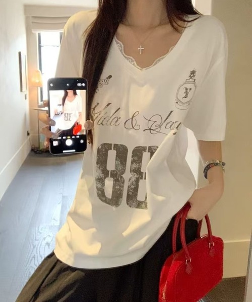 CHEER(チアー)の「【さらもち触感】衿レース付きレイヤード風カレッジロゴVネックTシャツ ナンバリング グラフィックTシャツ(Tシャツ/カットソー・レディース・ホワイト・FREE)」の19枚目の写真