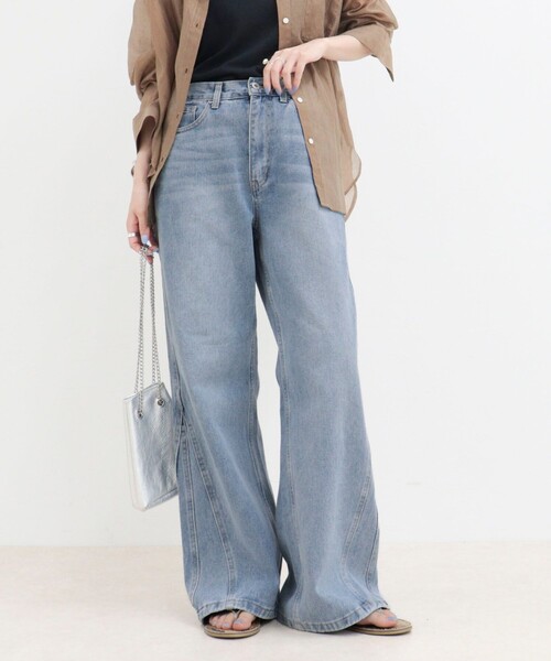 fredy emue(フレディエミュ)の「セミフレア切替デニムパンツ(デニムパンツ・レディース・グレイッシュベージュ/サックスブルー・36/38)」の1枚目の写真