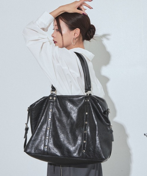 PAGEBOY(ページボーイ)の「スタッズBIGボストンバッグ【500mlペットボトル/A4ファイル/PC収納可能/2WAY】(ボストンバッグ・レディース・ブラック・FREE)」の7枚目の写真