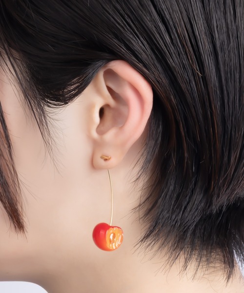 LOVE BY e.m. (ラブバイイーエム)の「さくらんぼCZピアス/モチーフ/レディース/メンズ/26A/W(ピアス(片耳用)・レディース・レッド・フリー)」の2枚目の写真
