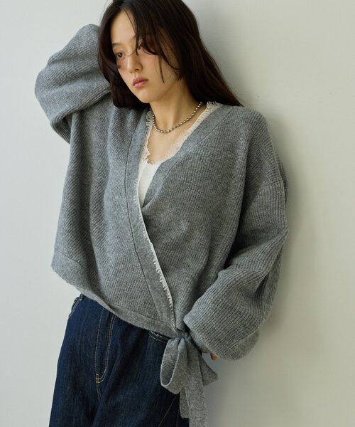 DISCOAT(ディスコート)の「【Noka】レース使いカシュクールカーディガン《WEB限定》(カーディガン/ボレロ・レディース・グレー/ブラウン/オフホワイト・FREE)」の2枚目の写真