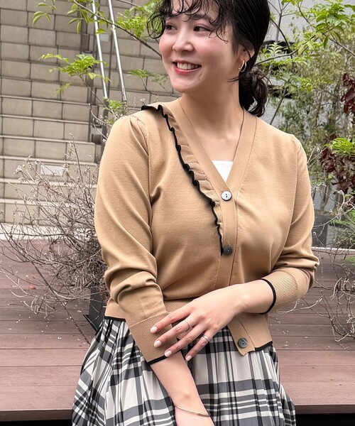 MICO COULIER(ミコクリエ)の「片側フリルアシメ配色カーディガン(カーディガン/ボレロ・レディース・チャコールグレー/キャメル・38)」の2枚目の写真