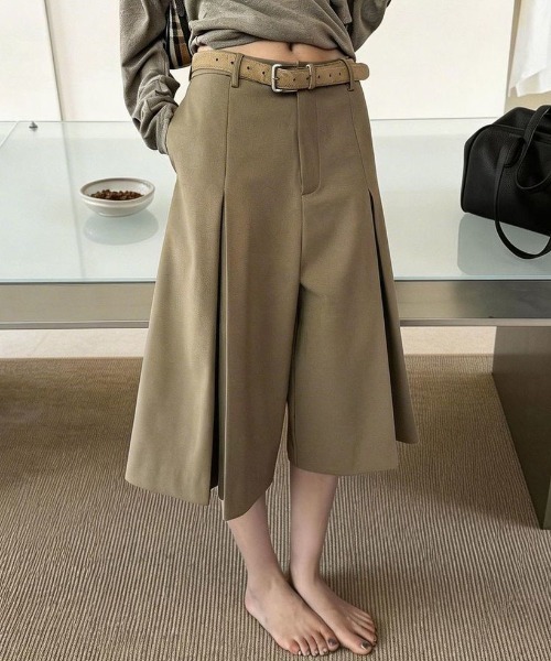 &soiree(アンドソワレ)の「フロントプリーツハーフパンツ(その他パンツ・レディース・ベージュ/ブラック/グレー・MEDIUM/SMALL/LARGE/X-LARGE)」の3枚目の写真