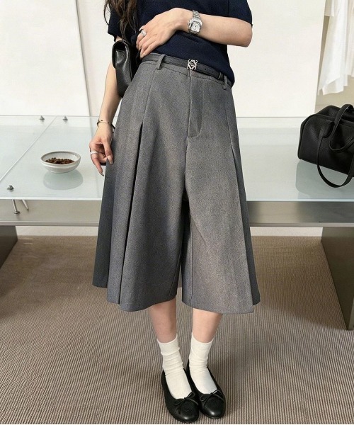 &soiree(アンドソワレ)の「フロントプリーツハーフパンツ(その他パンツ・レディース・ベージュ/ブラック/グレー・MEDIUM/SMALL/LARGE/X-LARGE)」の2枚目の写真
