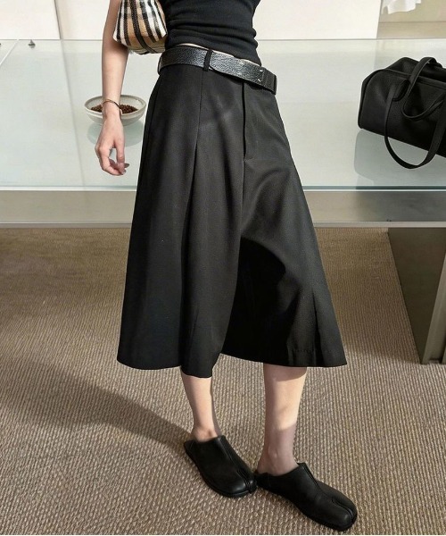 &soiree(アンドソワレ)の「フロントプリーツハーフパンツ(その他パンツ・レディース・ベージュ/ブラック/グレー・MEDIUM/SMALL/LARGE/X-LARGE)」の1枚目の写真