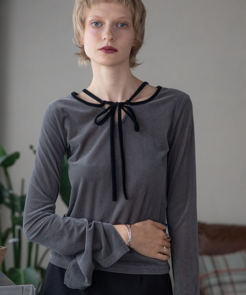 VACANCY（ヴァカンシー）の「【VACANCY公式】ベロアシアーチョーカートップス/新色追加（Tシャツ/カットソー・レディース・チャコールグレー/ブルー/ブラック・FREE）」の2枚目の写真