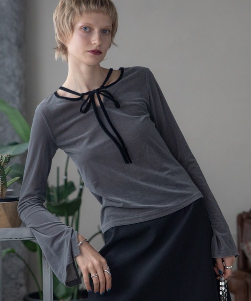 VACANCY（ヴァカンシー）の「【VACANCY公式】ベロアシアーチョーカートップス/新色追加（Tシャツ/カットソー・レディース・チャコールグレー/ブルー/ブラック・FREE）」の15枚目の写真