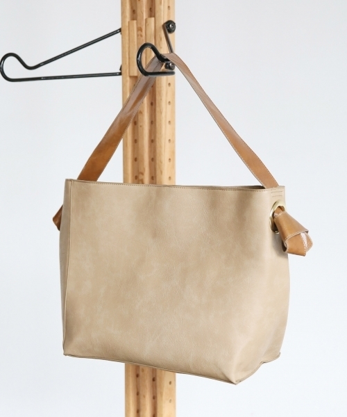 LEPSIM(レプシィム)の「ムスビハンドルトートバッグ 743260(トートバッグ・レディース・ブラック/ライトベージュ・ONE SIZE)」の1枚目の写真