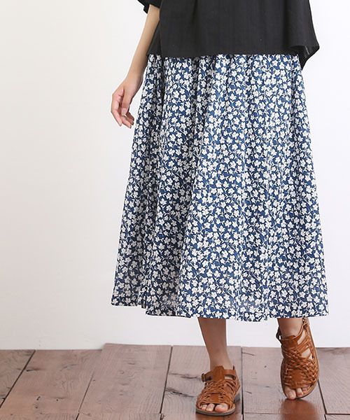 CUBE SUGAR（キューブシュガー）の「レトロフラワープリント ギャザーフレアースカート（スカート・レディース・レッド/ネイビー/ブルー・M）」の2枚目の写真