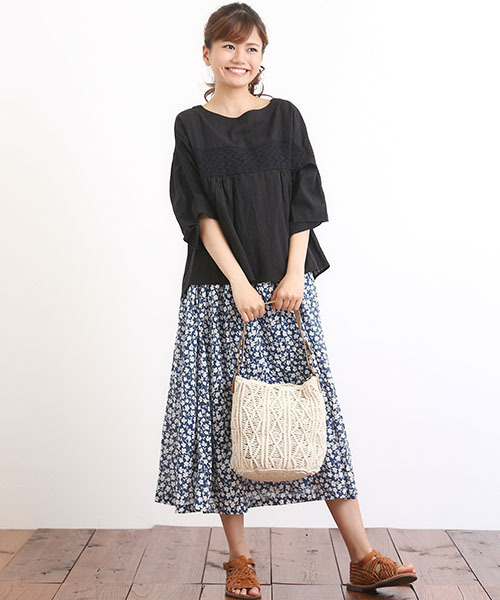 CUBE SUGAR（キューブシュガー）の「レトロフラワープリント ギャザーフレアースカート（スカート・レディース・レッド/ネイビー/ブルー・M）」の4枚目の写真