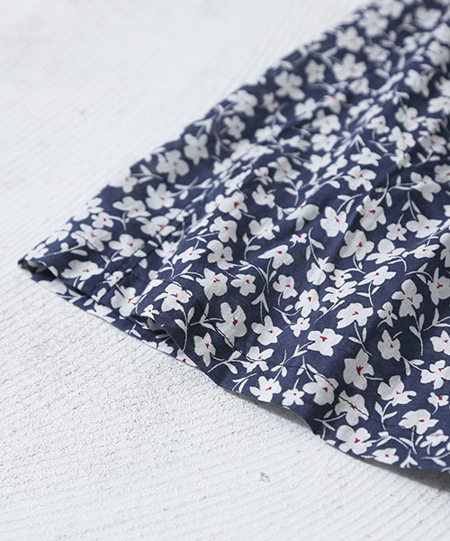 CUBE SUGAR（キューブシュガー）の「レトロフラワープリント ギャザーフレアースカート（スカート・レディース・レッド/ネイビー/ブルー・M）」の12枚目の写真