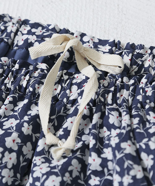 CUBE SUGAR（キューブシュガー）の「レトロフラワープリント ギャザーフレアースカート（スカート・レディース・レッド/ネイビー/ブルー・M）」の14枚目の写真