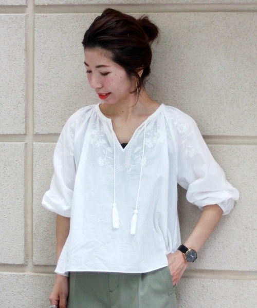 le.coeur blanc（ルクールブラン）の「【WEB限定PRICE】フラワー刺繍スキッパーブラウス（シャツ/ブラウス・レディース・ブラウン系その他3/オフホワイト/ブラック系その他・FREE）」の2枚目の写真