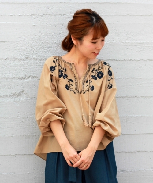 le.coeur blanc（ルクールブラン）の「【WEB限定PRICE】フラワー刺繍スキッパーブラウス（シャツ/ブラウス・レディース・ブラウン系その他3/オフホワイト/ブラック系その他・FREE）」の3枚目の写真