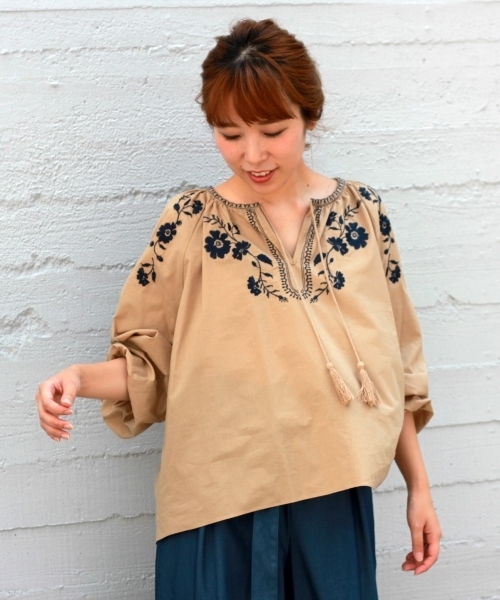 le.coeur blanc（ルクールブラン）の「【WEB限定PRICE】フラワー刺繍スキッパーブラウス（シャツ/ブラウス・レディース・ブラウン系その他3/オフホワイト/ブラック系その他・FREE）」の4枚目の写真