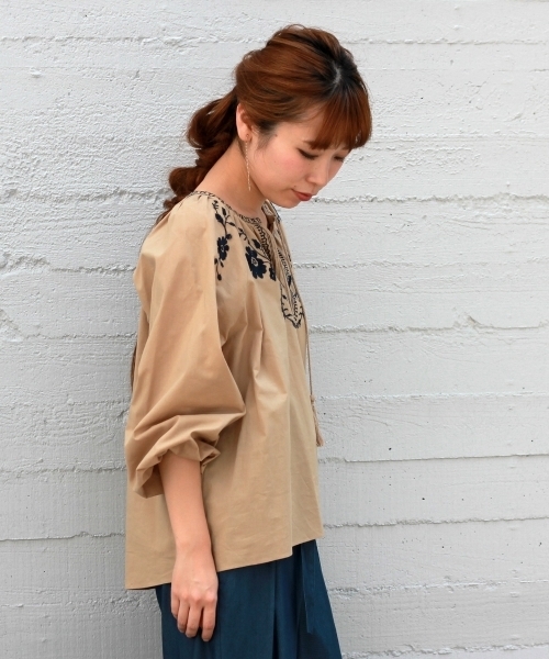 le.coeur blanc（ルクールブラン）の「【WEB限定PRICE】フラワー刺繍スキッパーブラウス（シャツ/ブラウス・レディース・ブラウン系その他3/オフホワイト/ブラック系その他・FREE）」の5枚目の写真