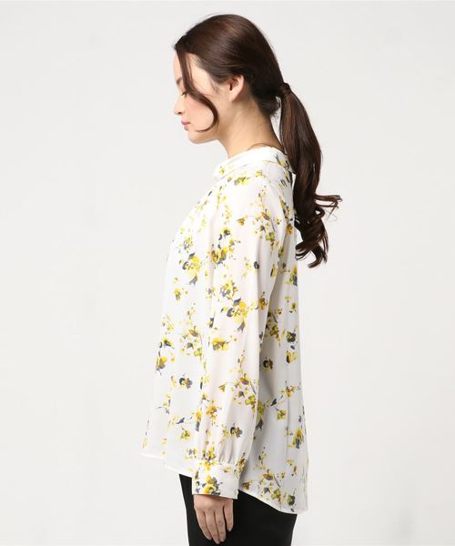 Petit Honfleur（プチオンフルール）の「花柄ロールネックブラウス（シャツ/ブラウス・レディース・ピンク/イエロー・11号/9号/13号）」の4枚目の写真