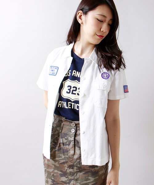 WEGO（ウィゴー）の「WEGO/バックロゴワッペンシャツ（シャツ/ブラウス・レディース・ホワイト/カーキ/インディゴブルー・FREE）」の2枚目の写真