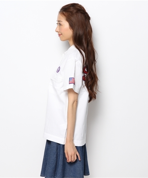 WEGO（ウィゴー）の「WEGO/バックロゴワッペンシャツ（シャツ/ブラウス・レディース・ホワイト/カーキ/インディゴブルー・FREE）」の4枚目の写真