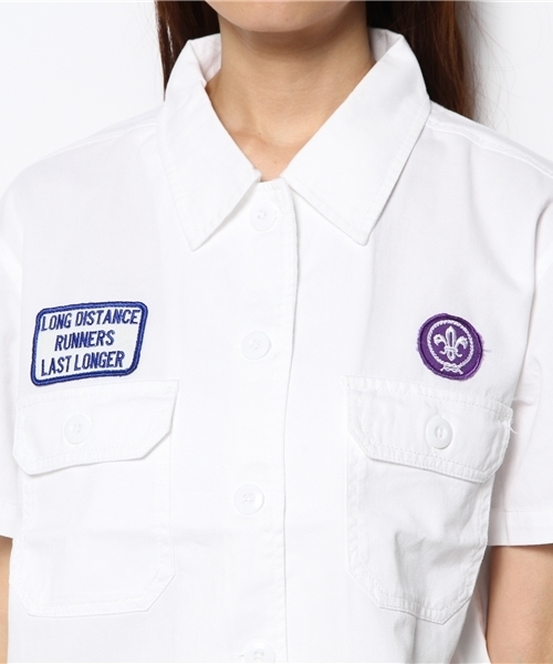 WEGO（ウィゴー）の「WEGO/バックロゴワッペンシャツ（シャツ/ブラウス・レディース・ホワイト/カーキ/インディゴブルー・FREE）」の8枚目の写真