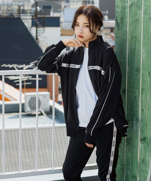 ANDGEEBEE(アンジービー)の「【UNISEX】ロゴテープラインジャージ(その他アウター)」|ブラック