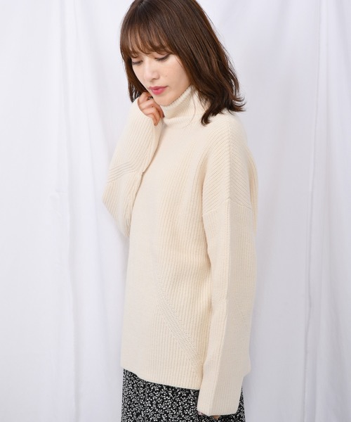 Ambre Neige(アンブルネージュ)の「タートルバックスリットニット【WEB/EC限定商品】(ニット/セーター・レディース・ベージュ/アイボリー・FREE)」の8枚目の写真