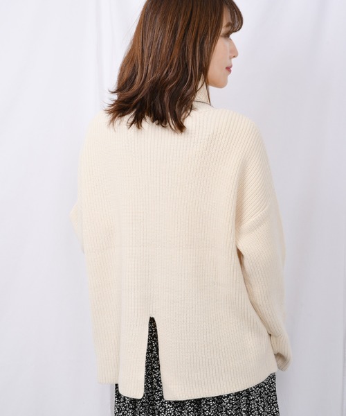 Ambre Neige(アンブルネージュ)の「タートルバックスリットニット【WEB/EC限定商品】(ニット/セーター・レディース・ベージュ/アイボリー・FREE)」の10枚目の写真