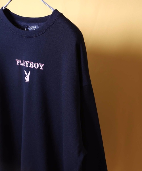 PLAYBOY（プレイボーイ）の「【PLAY BOY/プレイボーイ】裏毛クルートレーナー ブランドロゴ　刺繍（スウェット・レディース・ホワイト/ブラック/ピンク/オレンジ/ベージュ・MEDIUM/LARGE）」の2枚目の写真