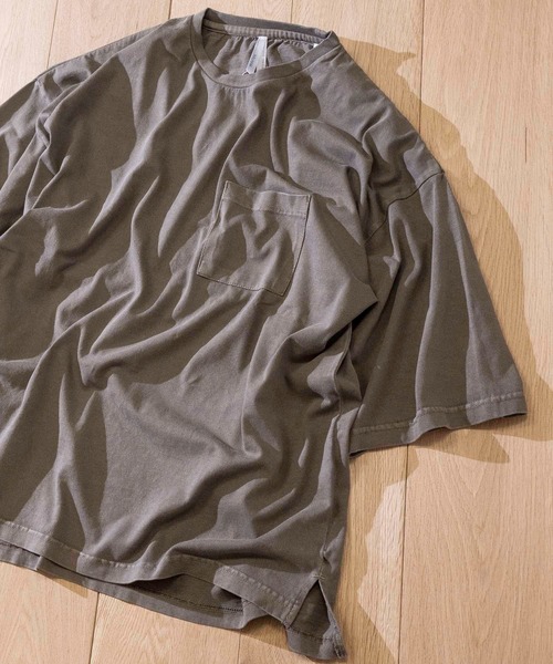 JOHN'S CLOSET（ジョンズクローゼット）の「【i】ピグメント加工 ビッグシルエット ポケットTシャツ（Tシャツ/カットソー・メンズ・ベージュ/オフホワイト/グリーン/チャコール/イエロー/サックスブルー・MEDIUM/LARGE/X-LARGE）」の2枚目の写真