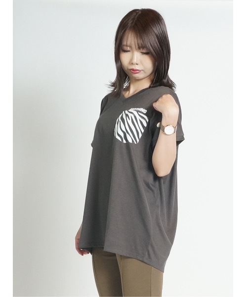 one way(ワンウェイ)の「柄ポケットバックロゴTシャツ(Tシャツ/カットソー・レディース・ホワイト/ベージュ/ブラック/ブラック系その他/ダークグリーン・FREE)」の3枚目の写真