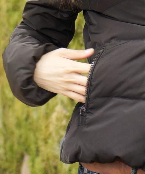 goa（ゴア）の「ラクーンファー付スタンドカラーダウンジャケット