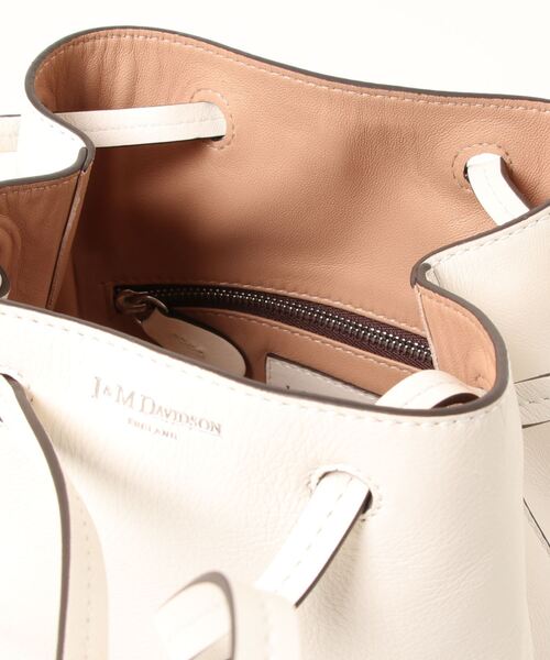 J&M Davidson（ジェイアンドエムデヴィッドソン）の「ミニ デイジー ウィズ スタッズ（ハンドバッグ・レディース・ホワイト系その他・FREE）」の4枚目の写真