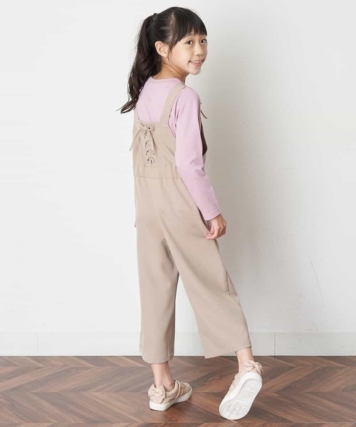 a.v.v（アーヴェヴェ）の「[100-130]バックレースアップサロペット（サロペット/オーバーオール・キッズ・ブラック/サンドベージュ・120/130/100/110）」の2枚目の写真