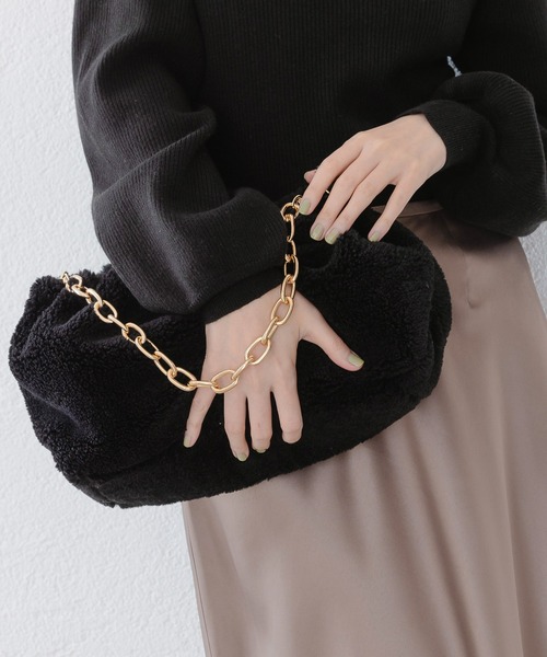 A part by（アパートバイ）の「ボアチェーンバッグ　259235（クラッチバッグ・レディース・ブラック/アイボリー・FREE）」の2枚目の写真