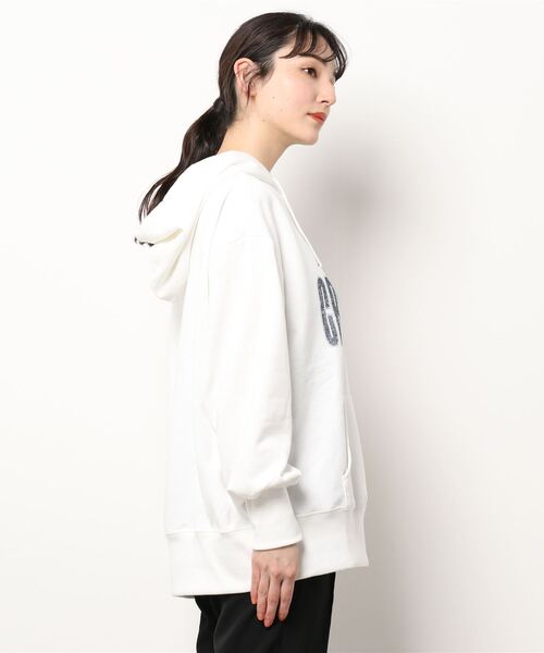 RETRO GIRL(レトロガール)の「ロゴBIGパーカー(パーカー・レディース・オフホワイト/グリーン/ダークブルー・フリー)」の4枚目の写真